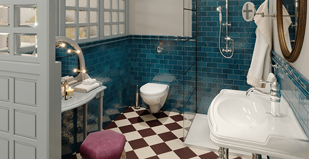 Badrummen går i mustiga färger med porslin i engelsk stil.